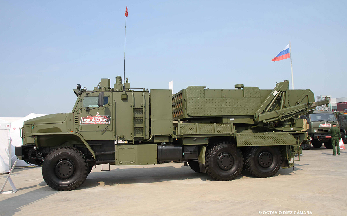 Un camin 6x6 de Ural ha sido modificado para hacer del TOS-2 un sistema ms econmico y mvil que su predecesor TOS-1. (Octavio Dez Cmara) 